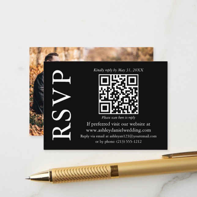 Carte D'accompagnement Mariage photo QR moderne et élégant Noir RSVP (Devant/Arrière en situation)