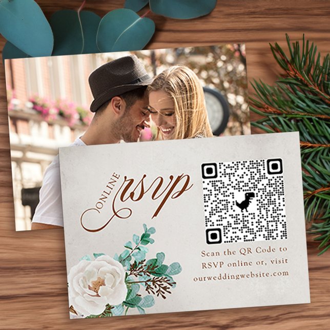 Carte D'accompagnement Photo en ligne RSVP QR Code Rose blanche Eucalyptu (Winter Wedding Online RSVP Card with QR code, photo, elegant calligraphy, white rose and eucaluptus)