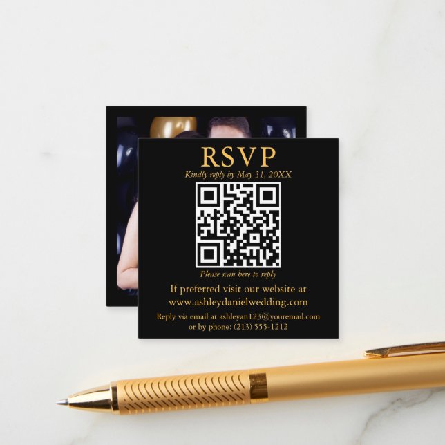 Carte D'accompagnement Photo QR moderne Black Gold Carré Wedding RSVP (Devant/Arrière en situation)