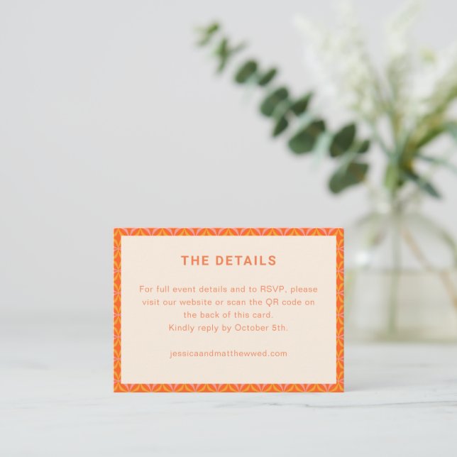 Carte D'accompagnement Retro Modern Orange Geometric Wedding RSVP QR Code (Debout devant)