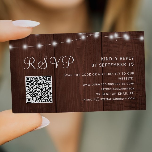 Carte D'accompagnement Rustic barn wood string lights wedding QR RSVP (Créateur téléchargé)