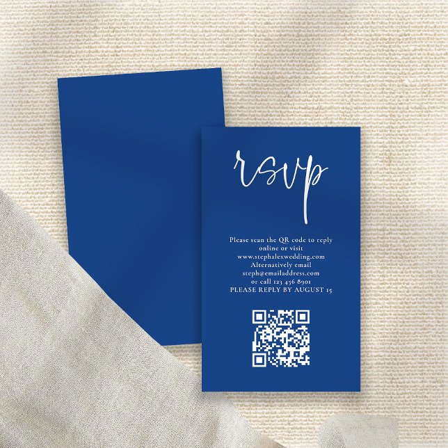 Carte D'accompagnement Script blanc moderne bleu QR Code Mariage RSVP (Front and back view)