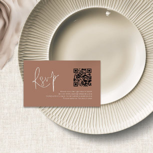 Carte D'accompagnement Script moderne QR Code Soft Mariage Brown RSVP