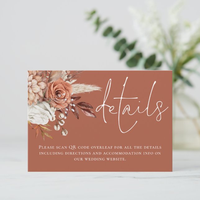 Carte D'accompagnement Terracotta Florals QR Code Rust Détails du Mariage (Debout devant)