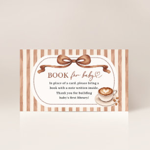 Carte D'accompagnement Un bébé prépare un livre de café pour bébé