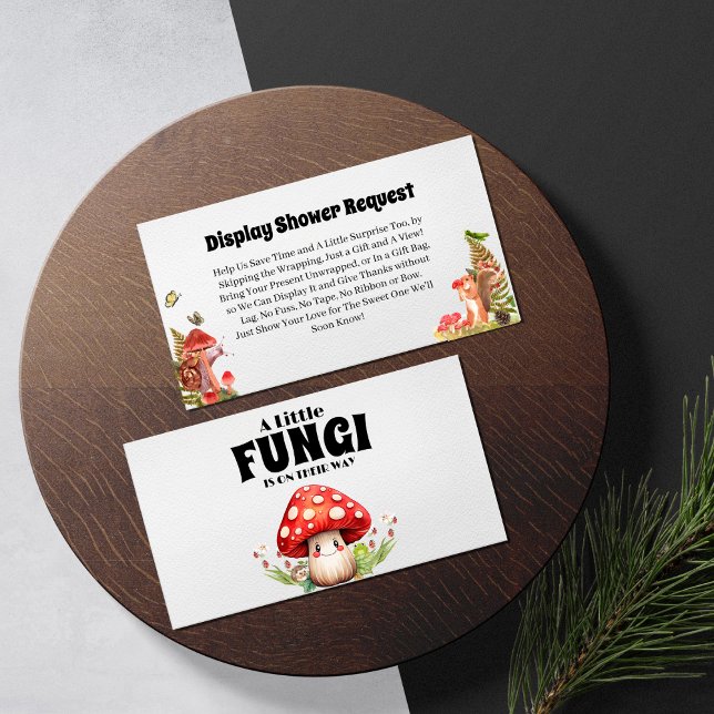 Carte D'accompagnement Un Petit Baby shower Fungi Afficher Demande De Dou (mushroom baby shower enclosure card woodland forest cottagecore nature whimsical rustic forest wood)