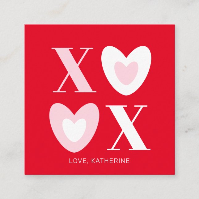 Carte D'accompagnement XOXO rouge blanc coeurs roses typographie mignonne (Devant)