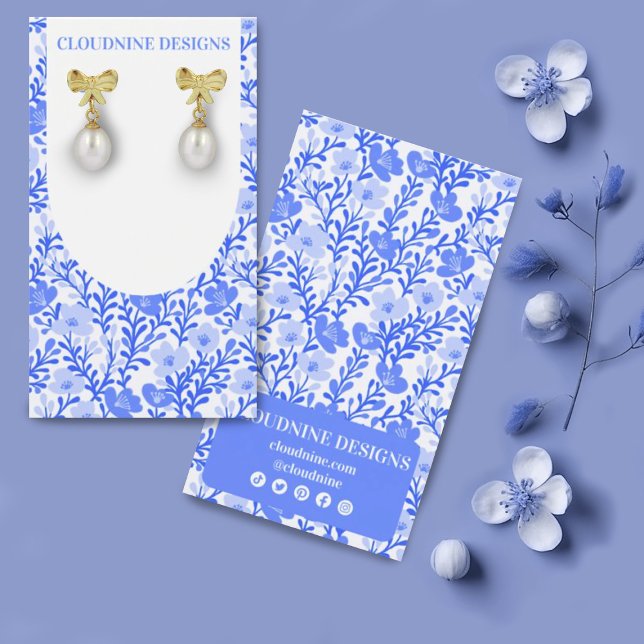 Carte d'affichage Blue Floral Arch Chic Boucles d' (Floral design earring display card in a soft blue color with custom social media icons)