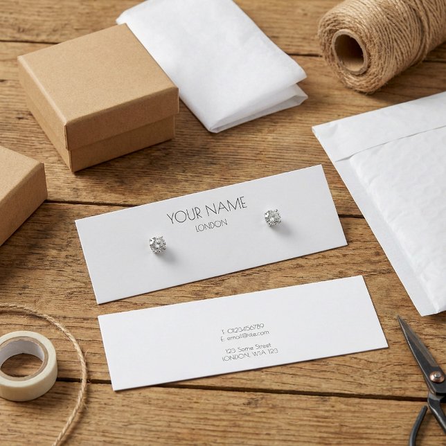 Carte d'affichage d'oreille blanche minimale simpl (Simple minimal white earring display card.)