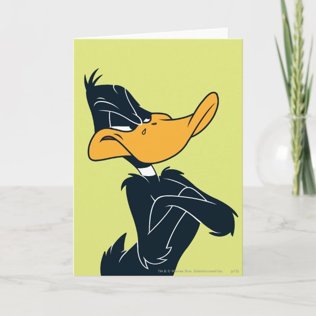 Carte DAFFY DUCK™ avec bras croisés (Devant)