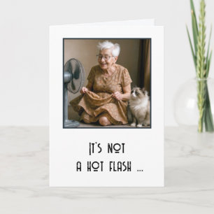 Carte Dame âgée d'anniversaire se rafraîchissant avec un