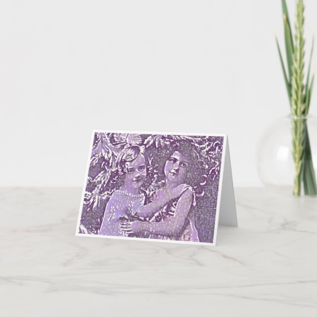 Carte d'amis dans le violet de deux filles qui emb (Devant)