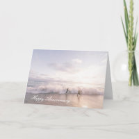 Carte d'anniversaire avec couple courant sur la pl