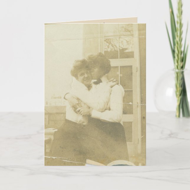 Carte d'anniversaire —Femmes victoriennes embrassa (Devant)