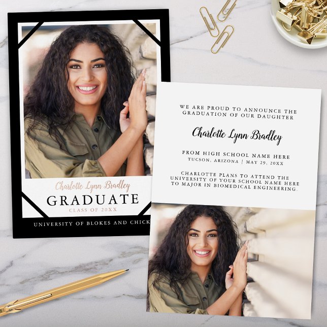 Carte d'annonce de remise de diplôme tendance mode (modern black and white graduation announcment with 2 photos and rose gold foil for elegant grad card)