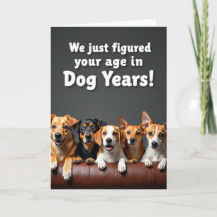 Carte de chiot joueur sur canapé