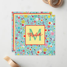 Fleurs printanières sur monogramme bleu aqua