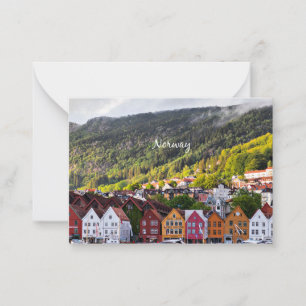 Carte De Correspondance Ville norvégienne avec montagnes dans l'arrière - 
