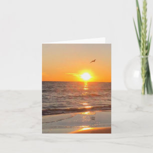 Carte de coucher de soleil sur une plage côtière v