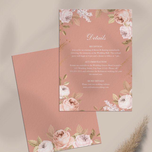 Carte de détails de mariage aux pivoines roses Boh (Boho Pink Peonies Wedding Details Card on white table)