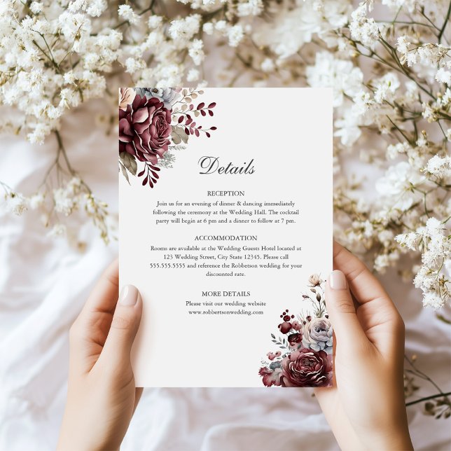 Carte de détails du Mariage floral Sage Green & Bo (Sage Green & Burgundy Floral Wedding Details Card in hands next to tiny white flowers)