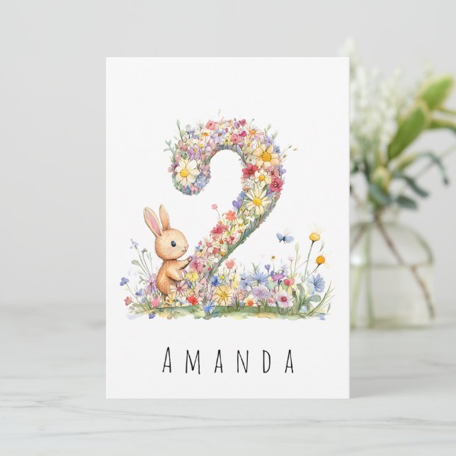Carte de deuxième anniversaire avec fleurs et lapi (Debout devant)
