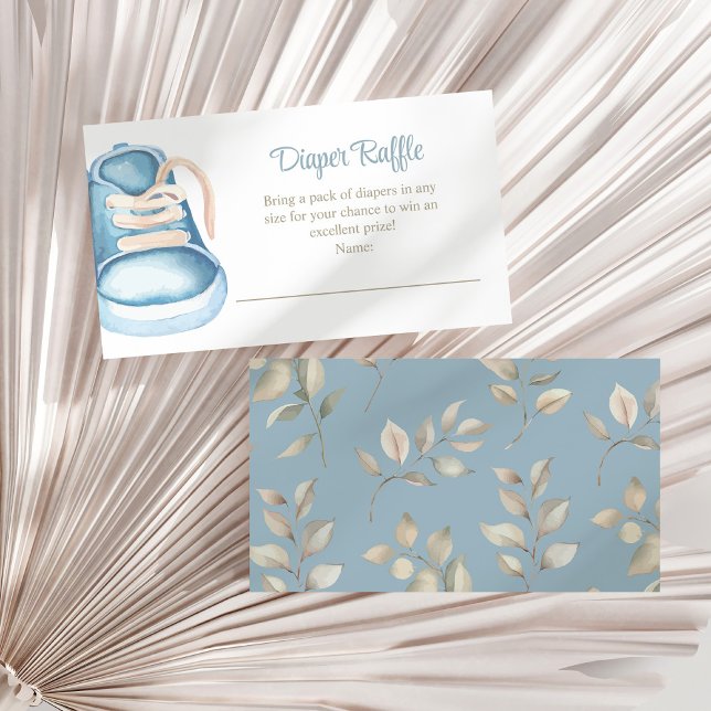 Carte de fermeture à rabat pour bébé Blue Baby Sho (Blue Baby Shoes Diaper Raffle Enclosure Card on a white dry palm leaf.)