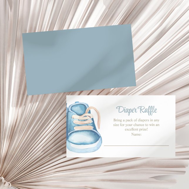 Carte de fermeture à rabat pour bébé Blue Baby Sho (Blue Baby Shoes Diaper Raffle Enclosure Card on a sunny white dry palm leaf.)