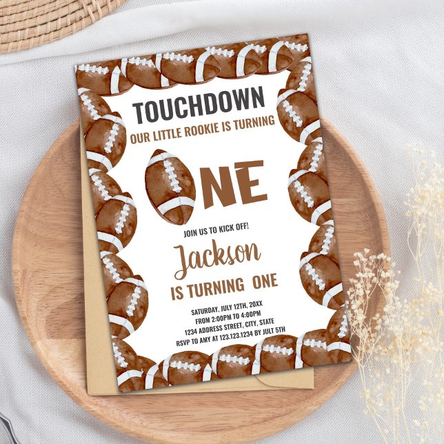 Carte de fête sportive pour garçons avec balle cla (Brown Football Birthday Invitations)