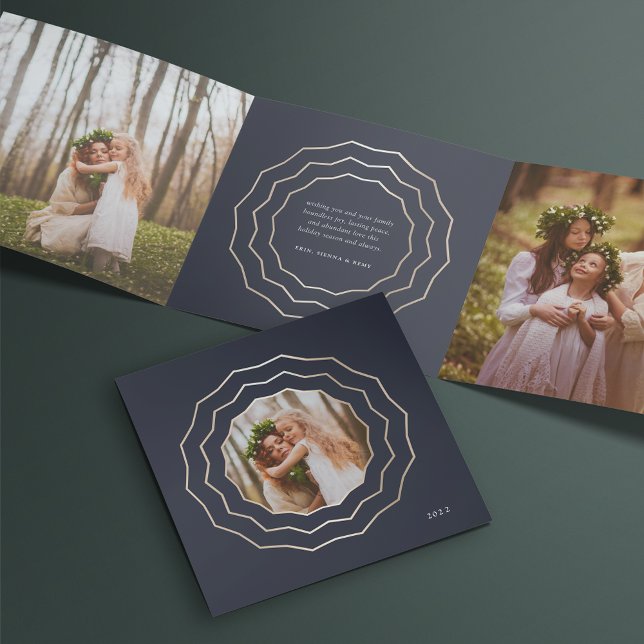 Carte De Fin D'année Trois Volets Cercle lumineux | Elegant Navy & Gold Photo (Créateur téléchargé)