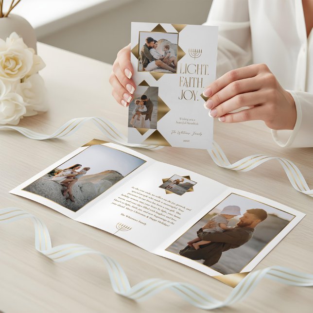 Carte De Fin D'année Trois Volets Modern Elegant Gold Star Family Photos Hanukkah (Modern Elegant Gold Star Family Photos Hanukkah Tri-Fold Holiday Card)