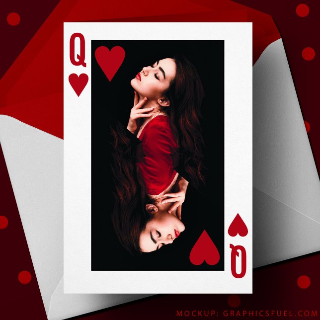 Carte de la Saint-Valentin de la Reine des Coeurs (Mockup of card on table. Template by graphicsfuel.com)