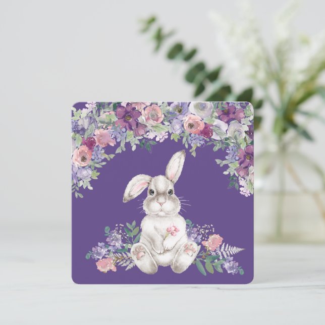 Carte de lapin de Pâques assis dans les fleurs  (Debout devant)