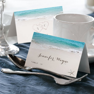 Carte de mariage à la plage avec coeurs dans le sa