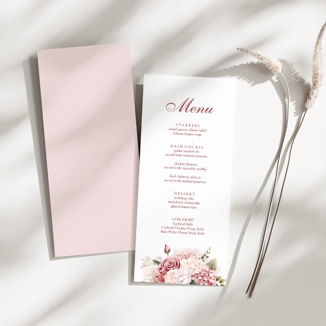 Carte de menu de mariage aux hortensias rose pouss (Modern Elegant Dusty Rose Hydrangea Wedding Menu on a sunny white table.)