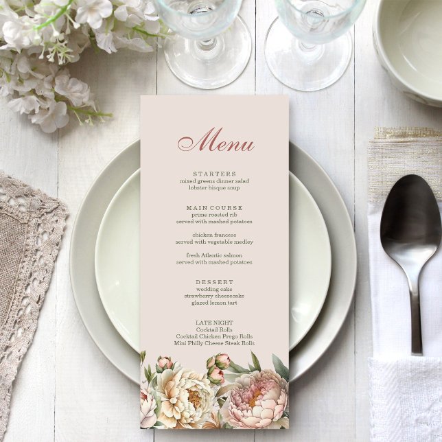 Carte de menu Élégantes Pivoines en aquarelle rose (Elegant Blush Watercolor Peonies Menu Card on a light wedding dinner table.)