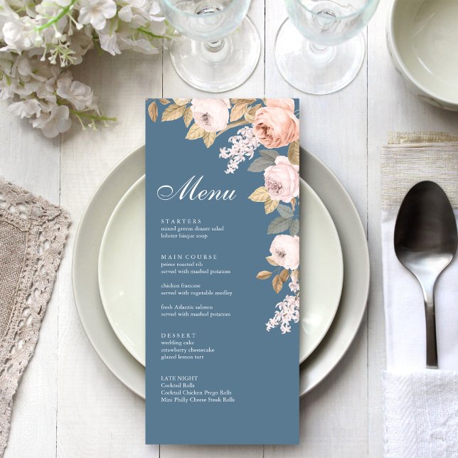 Carte de menu Mariage Boho Blue and Blush Peonies (Boho Blue and Blush Peonies Wedding Menu Card on a boho white wedding dinner tabel.)