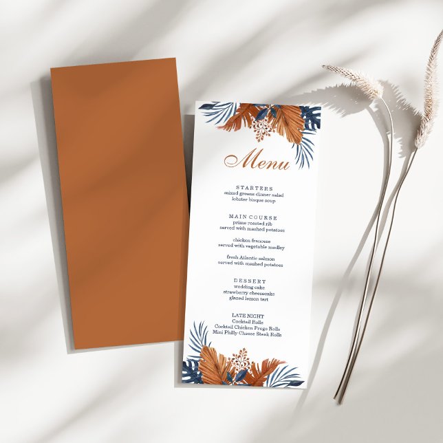Carte de menu Rustique Brown et Midnight Blue Mons (Rustic Brown and Midnight Blue Monstera Menu Card on a sunny white table with a dry wildflower.)