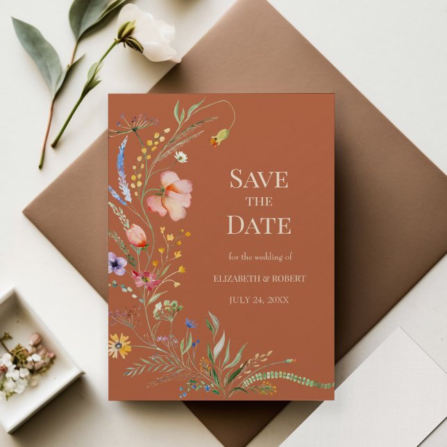 Carte de mise en vente Terracotta Bohème Fleurs sa (Terracotta Boho Wildflowers Save The Date Card on wedding table with decoration and flowers)
