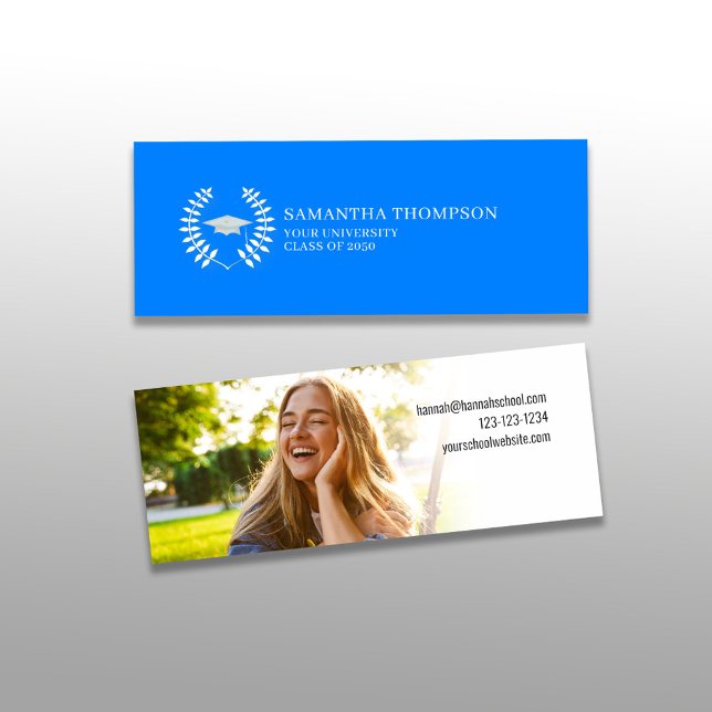 Carte de nom du diplômé Photo Elegant Bleu et Blan (Graduation simple name card with photo template in Azure blue school color theme.)