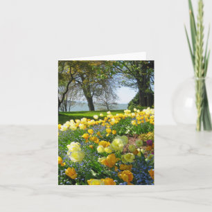 Carte de note jaune de tulipes et de myosotis des