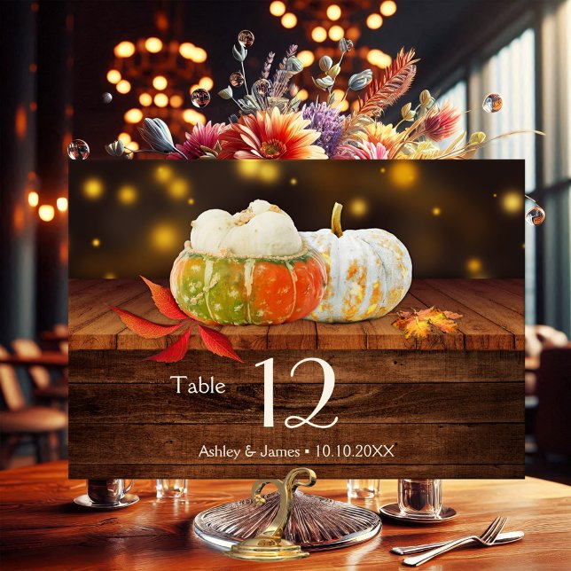 Carte de numéro de table de Mariage de automne Cit (Table number card featuring colorful pumpkins and fall leaves on rustic wood and sparkling lights )