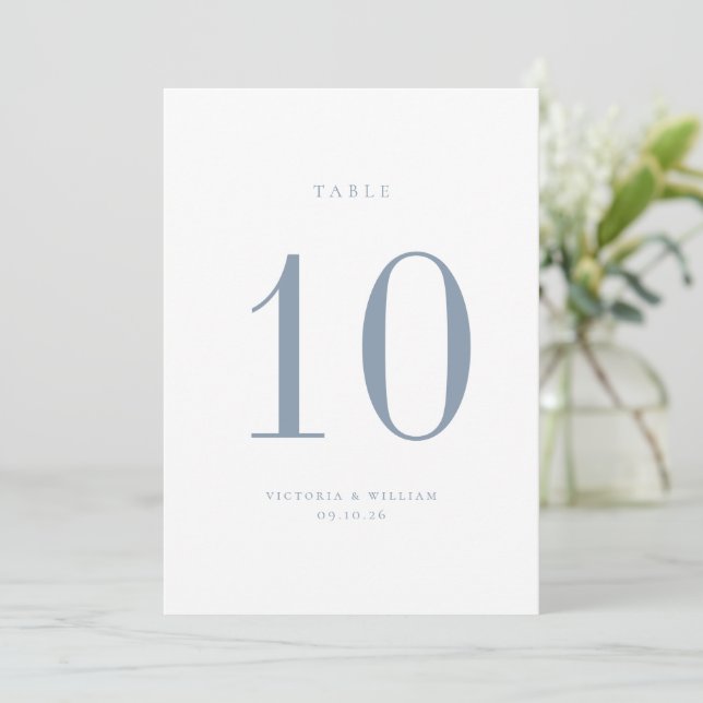 Carte de numéro de table Dusty Blue Mariage (Debout devant)