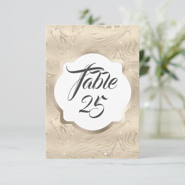 Carte de numéro de table Elegant Sandy Gold Faux F (Debout devant)