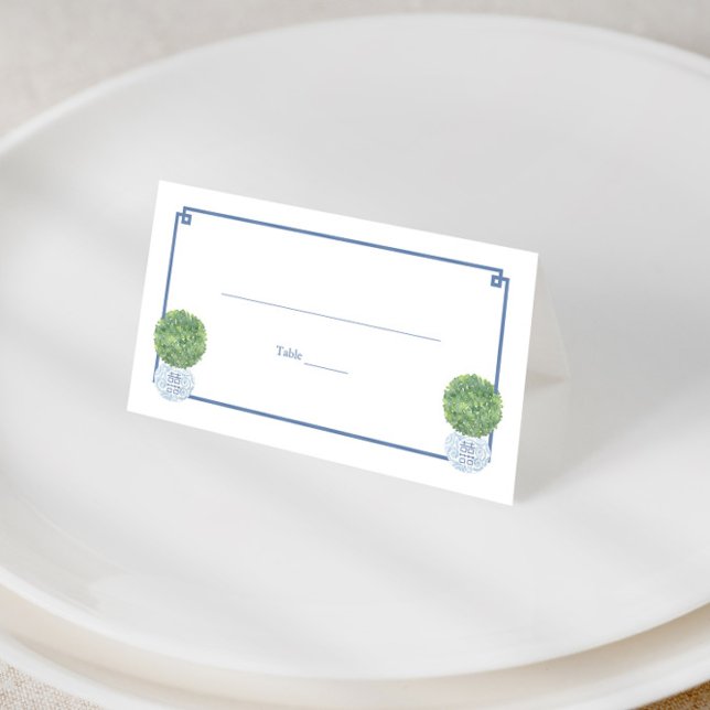 Carte De Placement Classic Boxwood Topiary Blue Greek Key Événement M (Boxwood topiary balls in ginger jar planters with navy greek key print wedding escort cards)