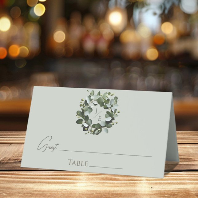 Carte De Placement Couronne Monogramme Eucalyptus moderne | Vert sage (Sage Green Modern Monogram Eucalyptus Wreath Wedding Place Card)