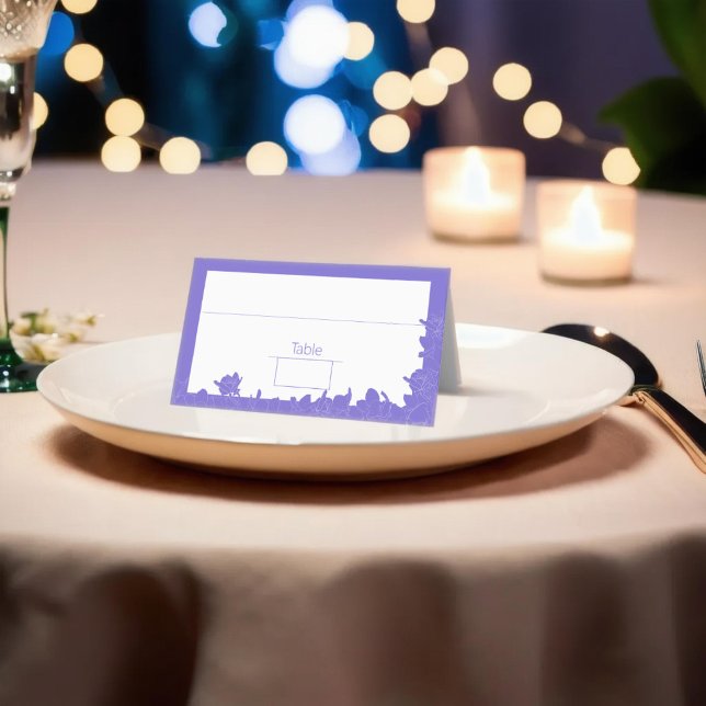 Carte De Placement Frame lavande Fleurs violettes (table setting with a white plate, a purple place card, and lit candles, creating a festive and elega)