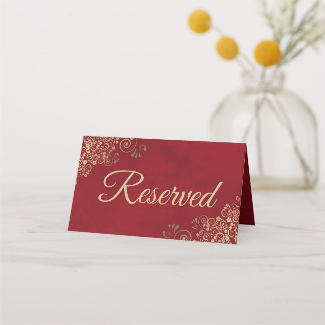 Carte De Placement Frills d'or sur Lush Red Mariage élégant Réservé (Dos)