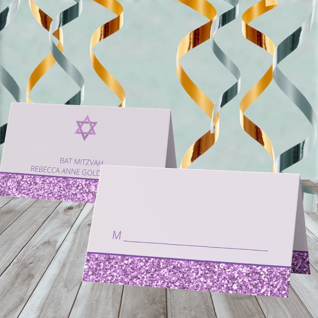 Carte De Placement Glam Purple Plaisir Siège Pour La Fête Bat mitzvah (So simple to customize these purple faux glitter Bat Mitzvah party place cards)