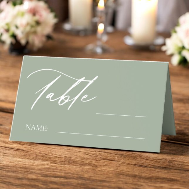 Carte De Placement Sage Green Monogram Crest Mariage Numéro de tablea (Créateur téléchargé)